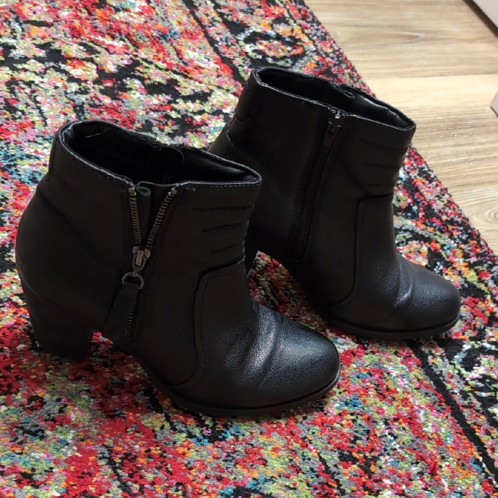 Clarks Artisan Heeled Side Zip Boots